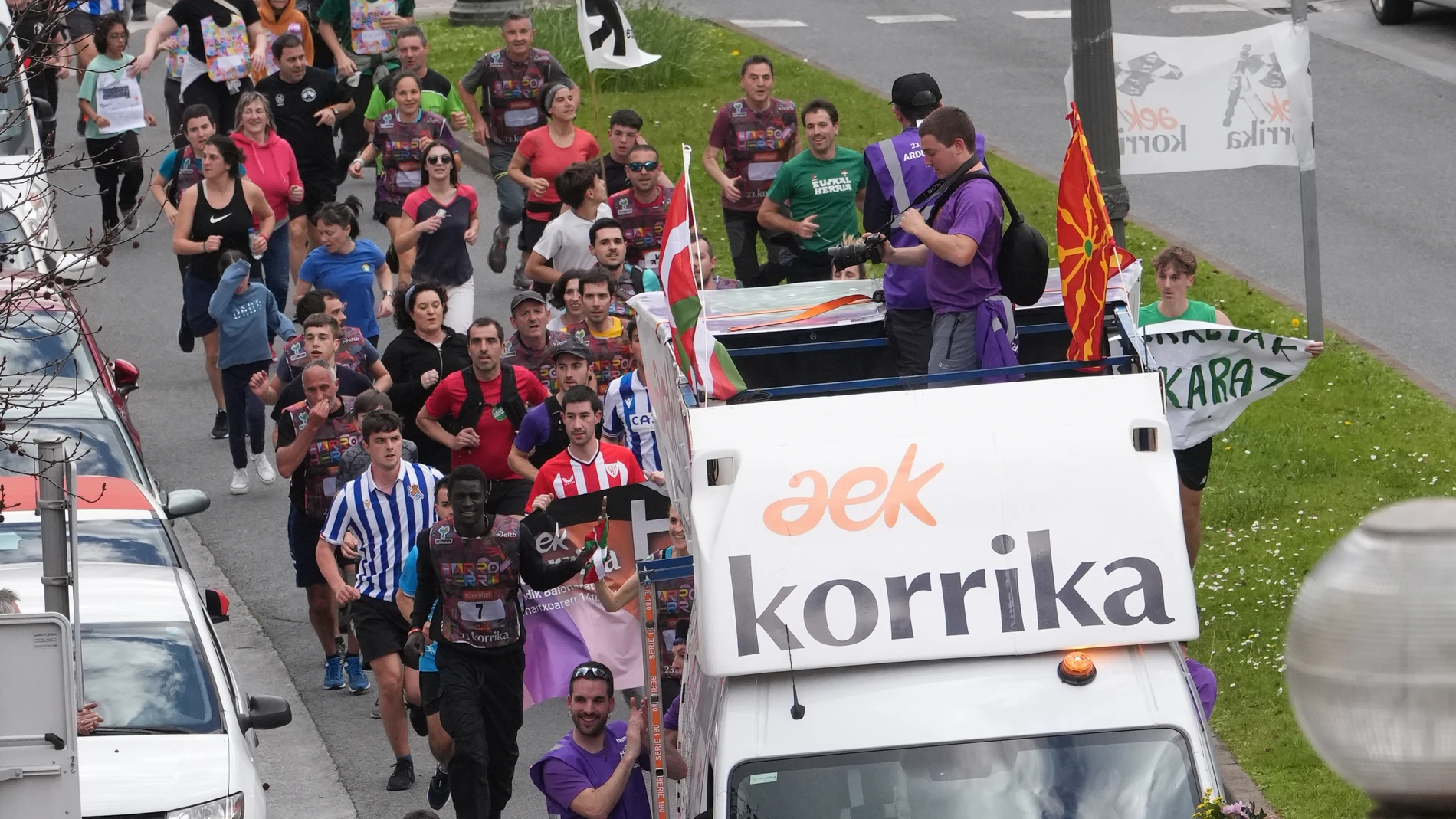 Varios atletas durante el inicio de la Korrika, en la Plaza de San Juan, a 14 de marzo de 2024, en Irún, Guipúzcoa, País Vasco (España). La Korrika celebra su XXIII edición comenzando hoy, 14 de marzo, en Irún (Guipúzcoa ) y acabando el 24 de marzo en Baiona (Pontevedra). Bajo el lema 'Harro Herri', esta carrera muestra su apoyo al euskera y homenajea este año al colectivo Azterketak Euskaraz. 14 MARZO 2024;CARRERA;KORRIKA;EUSKERA;EUSKADI; Unanue / Europa Press 14/03/2024