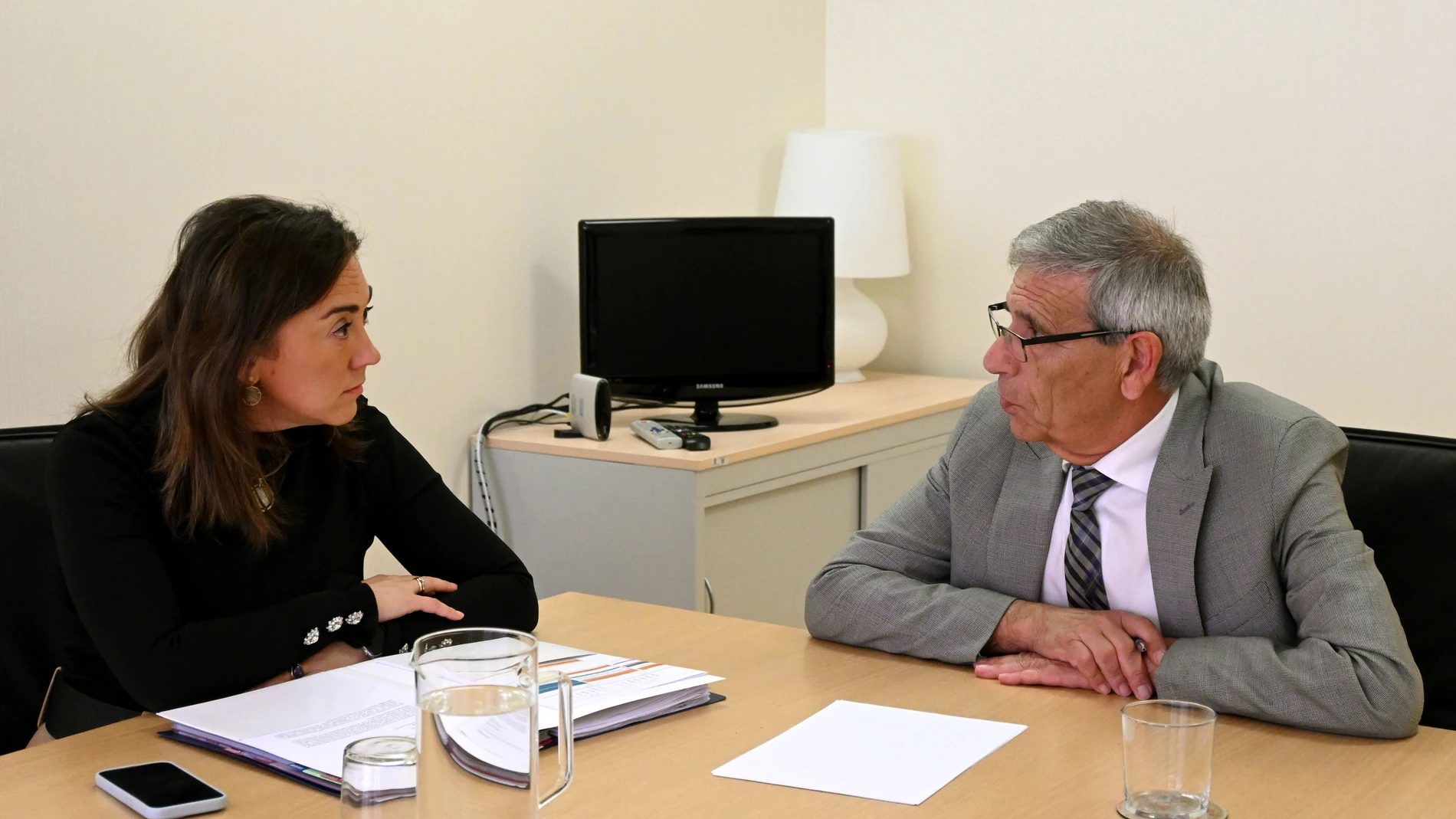 La consejera María González Corral se reúne con el alcalde Guardo