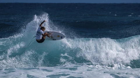 Nadia Erostarbe, durante el Mundial de surf que se celebró en Puerto Rico, en el que acabó cuarta y logró la clasificación para los Juegos de París