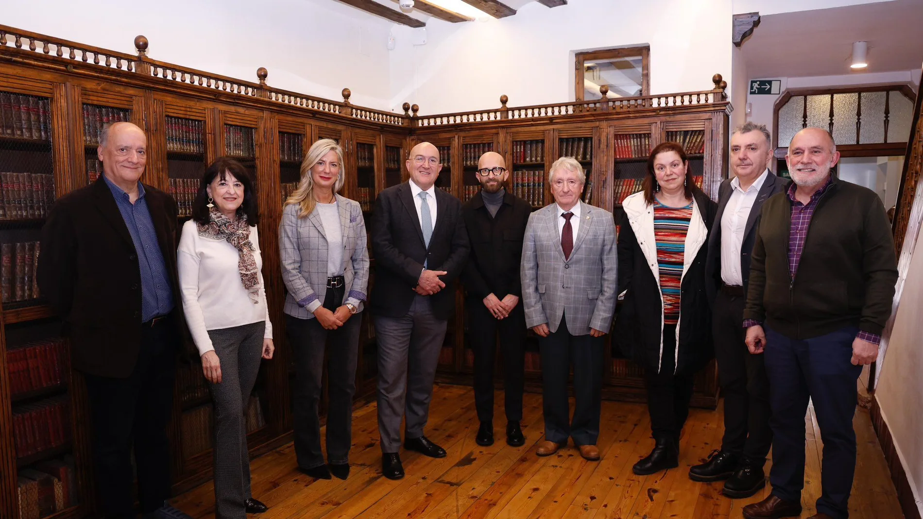 Carnero y Carvajal junto a los miembros del jurado tras fallar el premio Ateneo-Ciudad de Valladolid