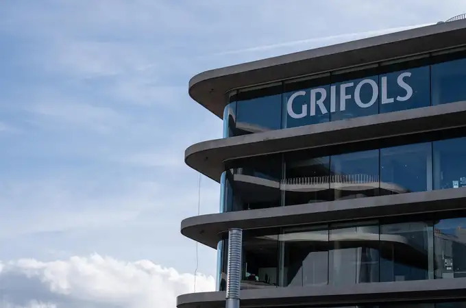 Nuevo golpe a Grifols: S&P y Fitch rebajan su rating y se hunde otro 10% en Bolsa