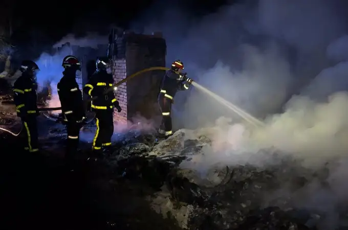 Extinguido un incendio de 600 metros de chatarra en una zona de infraviviendas de Arroyomolinos