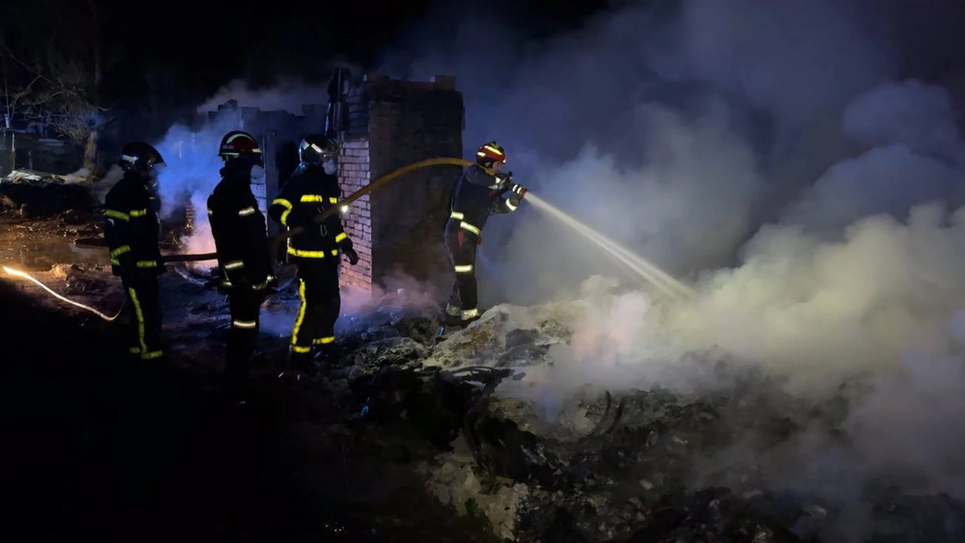 MADRID.-Sucesos.- Extinguido un incendio de chatarra en una zona de infraviviendas de Arroyomolinos