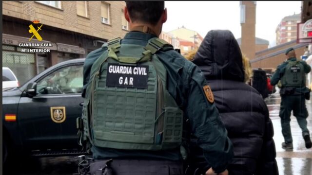 Uno de los detenidos es conducido por agentes de Guardia Civil 