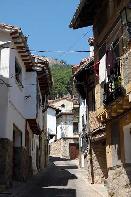 Calles y casas típicas de Guisando