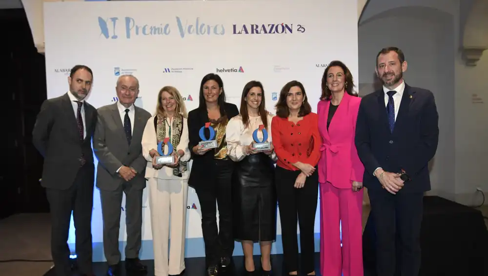 Foto de autoridades y premiadas del XI Premio Valores de La Razón