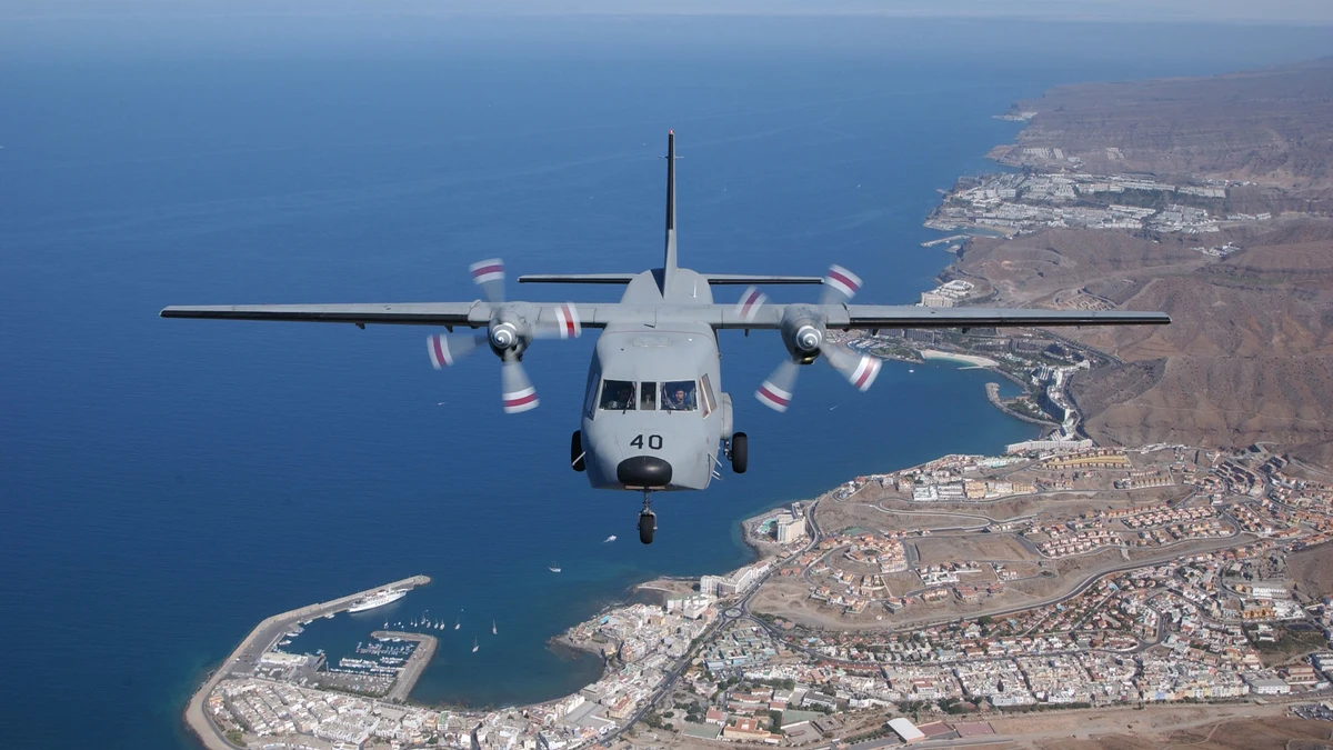 Por qué la Marina de Estados Unidos, con todo su arsenal militar, usa el avión español CASA C-212 Aviocar para sus misiones en el Ártico