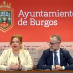 La alcaldesa de Burgos, Cristina Ayala, y el concejal José Antonio López presentan la nueva iluminación de la Catedral