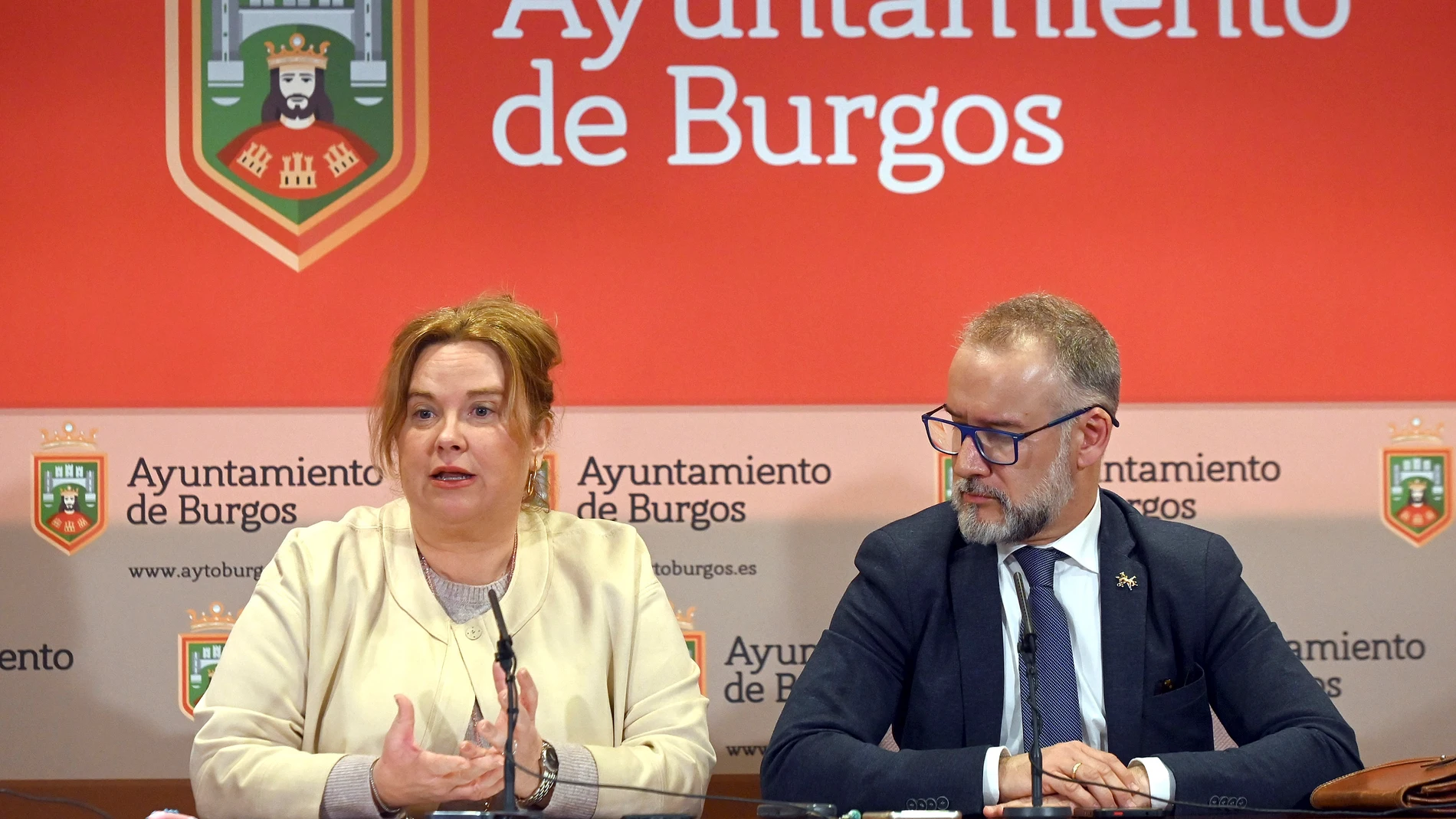 La alcaldesa de Burgos, Cristina Ayala, y el concejal José Antonio López presentan la nueva iluminación de la Catedral