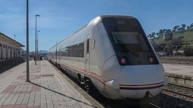 Tren en la estación de Renfe de Cáceres