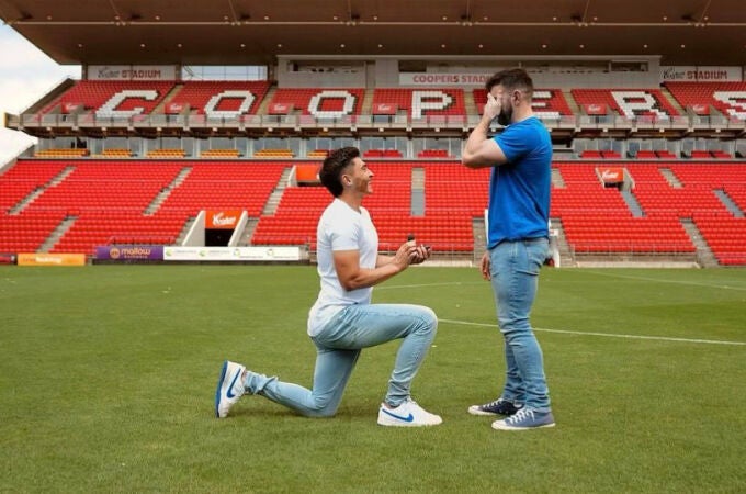 Un futbolista australiano se hace viral tras pedir matrimonio a su novio en el estadio