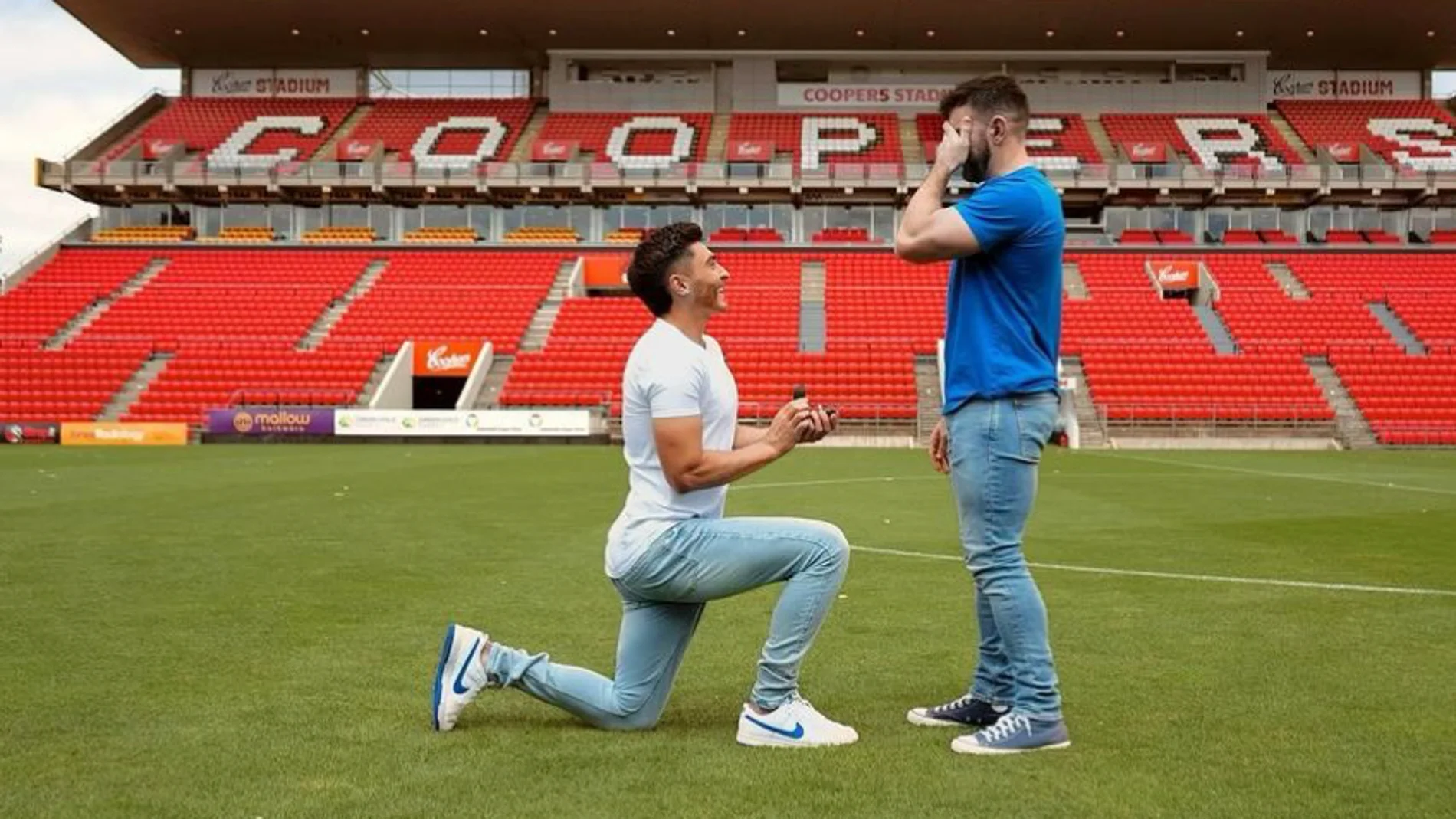 Un futbolista australiano se hace viral tras pedir matrimonio a su novio en el estadio