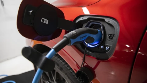 Imagen de coches eléctricos recargando las baterias
