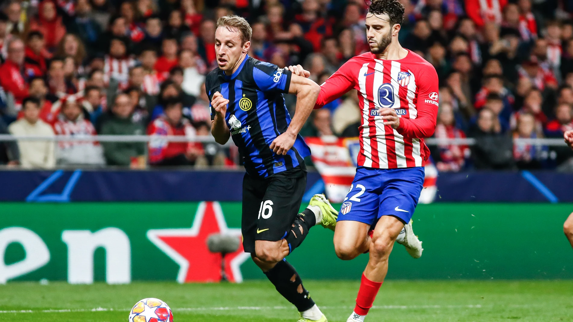 Davide Frattesi of Inter and Mario Hermoso of Atletico de Madrid in action during the UEFA Champions League, Round of 16, football match played between Atletico de Madrid and FC Internazionale Milano at Civitas Metropolitano stadium on March 13, 2024, in Madrid, Spain. AFP7 13/03/2024 ONLY FOR USE IN SPAIN