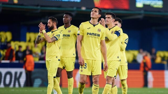 Los jugadores del Villarreal agradecen el apoyo del público