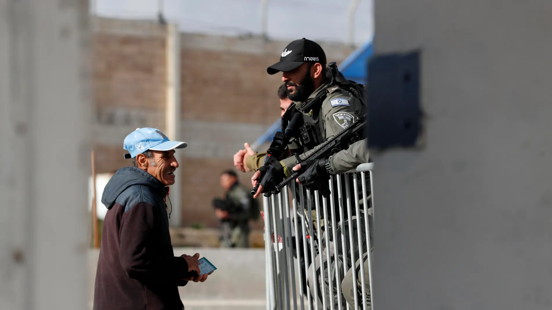 Qalandia Checkpoint (-), 15/03/2024.- A Palestinian man reacts next to Israeli officials at the Israeli checkpoint of Qalandia, between the West Bank and Jerusalem, 15 March 2024, as they make their way to Jerusalem's al-Aqsa compound to attend Friday prayers during the Muslim holy fasting month of Ramadan. A limited number of West Bank Palestinians with permits are allowed to attend Friday prayers at Al-Aqsa Mosque, restricted to children under 10, men over 55, and women over 50. (Jerusalén)...