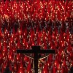 Cientos de cofrades durante el juramento del Silencio ante al Cristo de las Injurias en el Miércoles Santo en Zamora, Castilla y León (España)