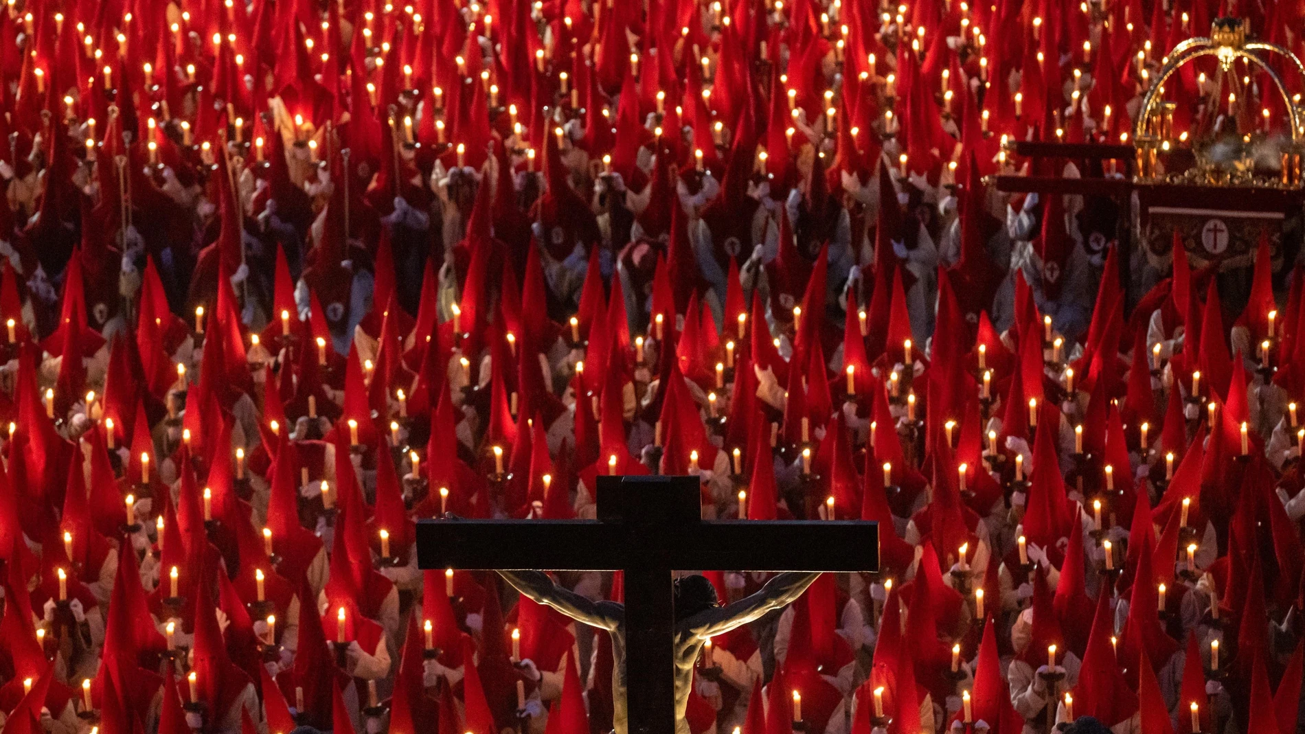 Cientos de cofrades durante el juramento del Silencio ante al Cristo de las Injurias en el Miércoles Santo en Zamora, Castilla y León (España)