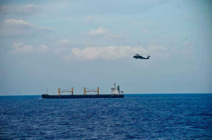 El barco secuestrado, vigilado por un helicóptero