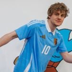 La selección de fútbol de Bélgica presenta sus equipaciones inspiradas en Tintín 