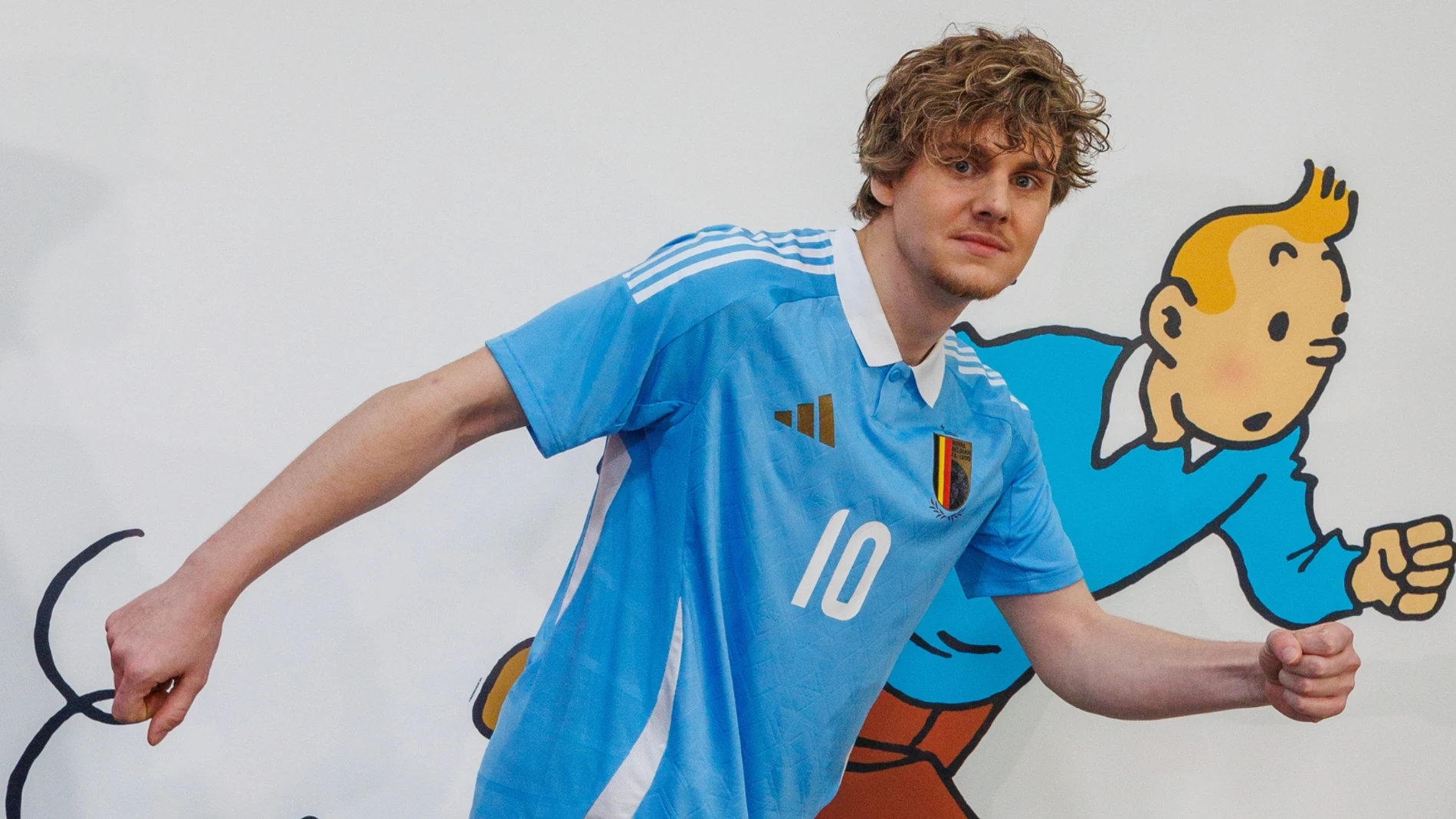 La selección de fútbol de Bélgica presenta sus equipaciones inspiradas en Tintín 