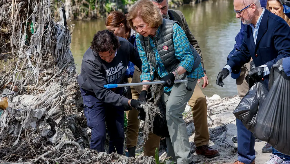 La reina Sofía participa en una limpieza ambiental del río Manzanares