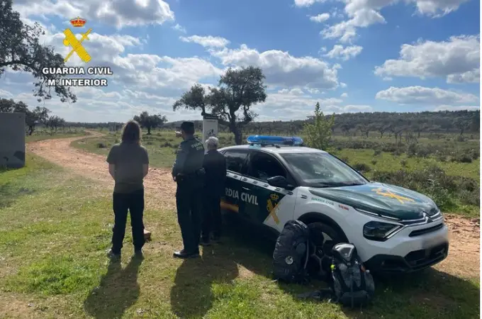 La Guardia Civil de Cáceres auxilia a dos peregrinos embestidos por una vaca