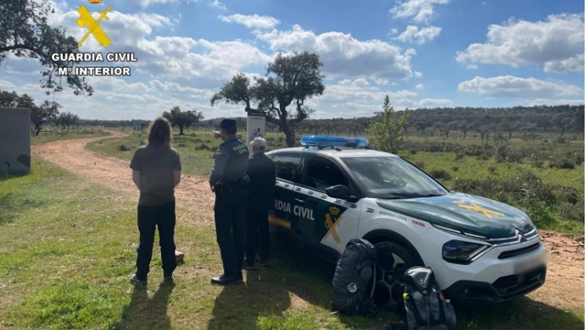La Guardia Civil de Cáceres auxilia a dos peregrinos embestidos por una vaca