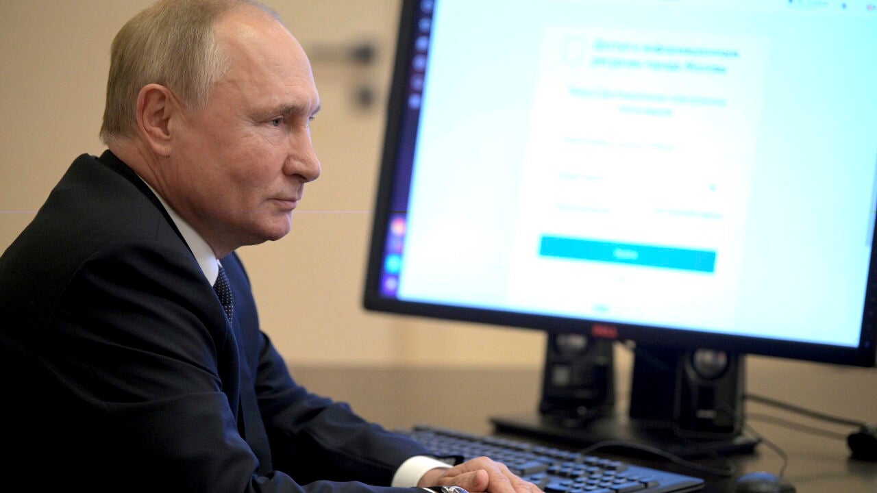 プーチン大統領は投票所にも行かず、事務所からオンラインで投票する