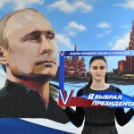 Una mujer posa con cartel a favor de Putin tras votar en Donetsk