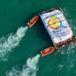 EL barco español Open Arms empieza a descargar alimentos en la costa de Gaza