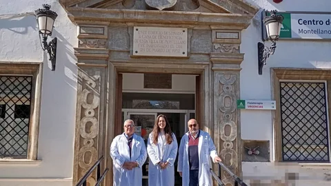 El director del centro de salud, Antonio Román; la MIR residente de familia, Ana Gutiérrez, y uno de los tutores, Dr. José María Lora