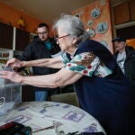 Una anciana rusa vota en su domicilio en Moscú