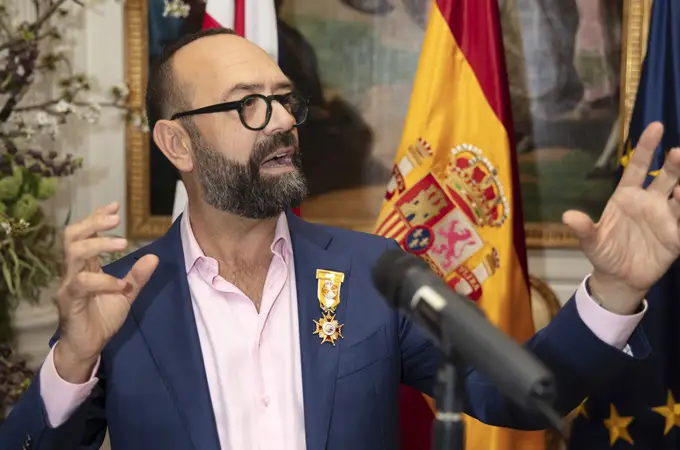 José Pizarro recibe la Cruz de Oficial de la Orden de Isabel La Católica