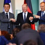 El francés Emmanuel Macron, el alemán Olaf Scholz y el polaco Donald Tusk, en la cumbre del Triángulo de Weimar celebrada hoy en Berlín