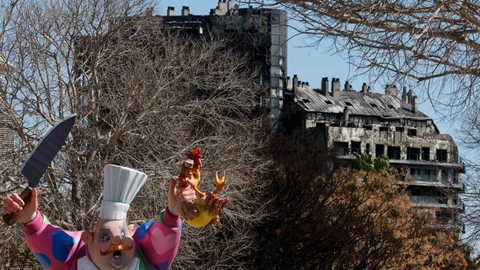 Detalle del remate de la falla de la Comisión de la falla Rafael Alberti–Sierra Calderona, situada junto al edificio incendiado del barrio de Campanar