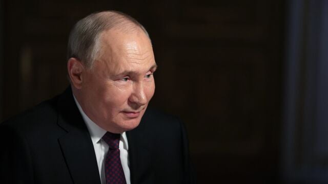  Russian President Vladimir Putin attends an interview with Rossiya Segodnya International Media Group Director General Dmitry Kiselev at the Kremlin in Moscow, Russia,