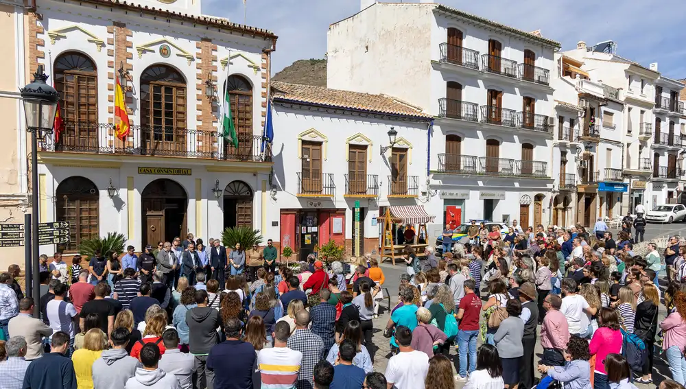 Minuto de silencio en la puerta del Ayuntamiento de Álora