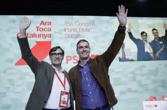 El primer secretario del PSC y candidato a las elecciones catalanas, Salvador Illa, y el secretario general del PSOE y presidente del Gobierno, Pedro Sánchez.