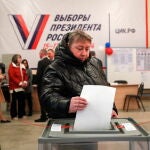 Rusos acuden a votar en Kazastán