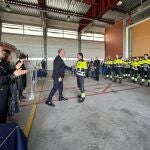 El alcalde de Segovia, José Mazarías, entrega una de las distinciones a los bomberos de la ciudad