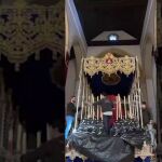 Así se coloca la candelería de un paso de palio en Sevilla