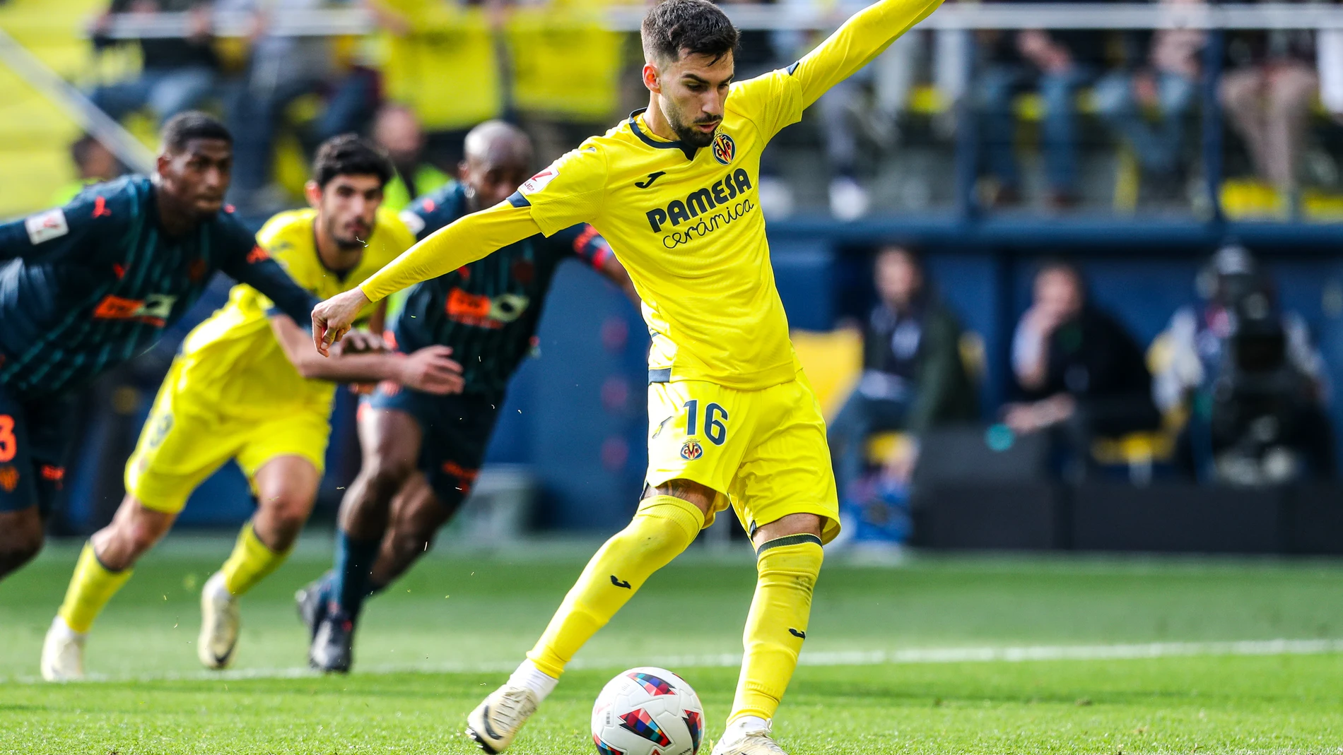 Alex Baena of Villarreal in action during the spanish league, La Liga EA Sports, football match played between Villarreal CF and Valencia CF at Estadio de la Ceramica on March 17, 2024, in Villarreal, Spain. AFP7 17/03/2024 ONLY FOR USE IN SPAIN
