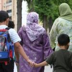 Alumnos musulmanes van a escuela con sus madres