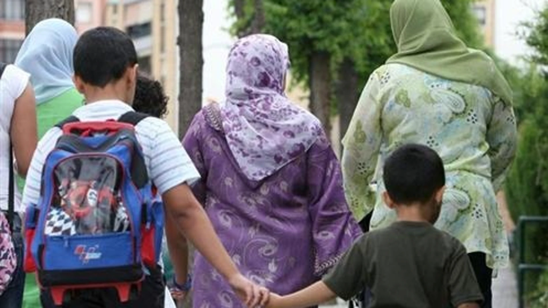 Alumnos musulmanes van a escuela con sus madres