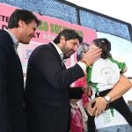 El presidente López Miras visita el Colegio San Antonio de Molina de Segura y participa en el ‘paseo solidario’