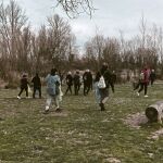Voluntarios recogiendo basura en el río Arlanzón