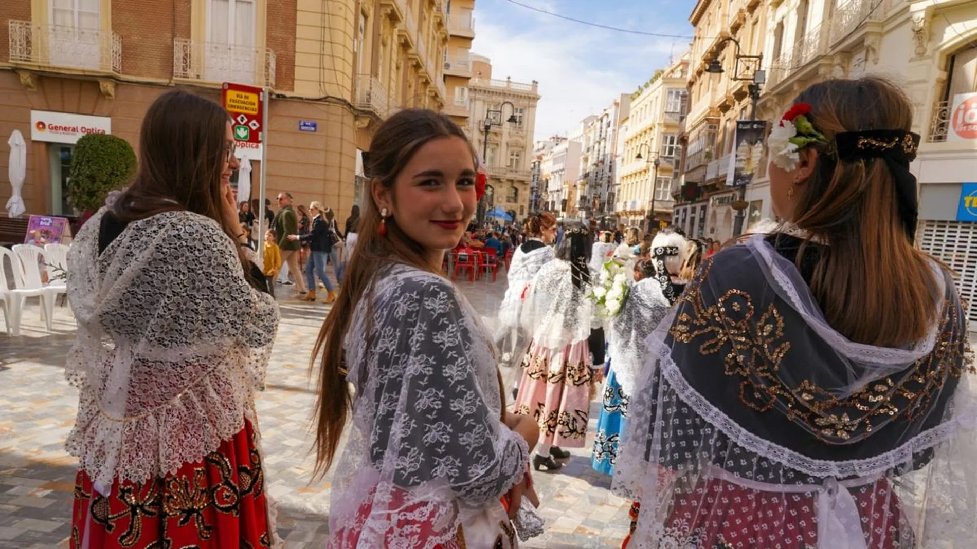 La Ofrenda Floral del Viernes de Dolores se prepara para recorrer las calles del centro de Cartagena