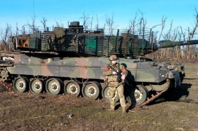 Los rusos posan con el primer tanque alemán Leopard 2A6 capturado en la guerra de Ucrania