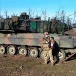 Los rusos posan con el primer tanque alemán Leopard 2A6 capturado en la guerra de Ucrania
